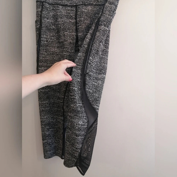 Lululemon Pace Perfect 25" Leggings with Mesh Cutouts in Air Time White Black 10 - Picture 9 of 16